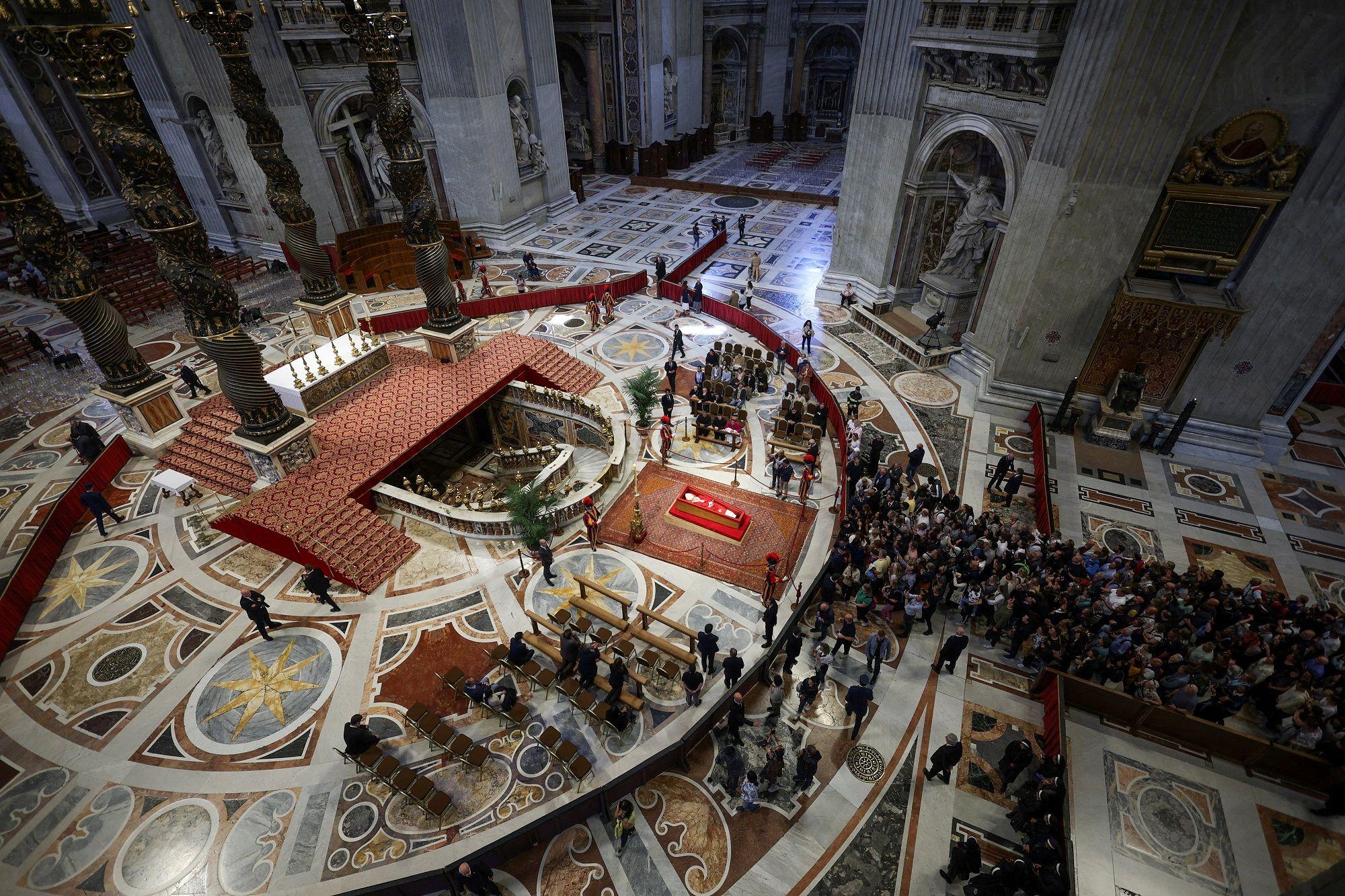 U fotografijama: Vernici se opraštaju od pape Franje 1 telo pape Franje izloženo u kovčegu