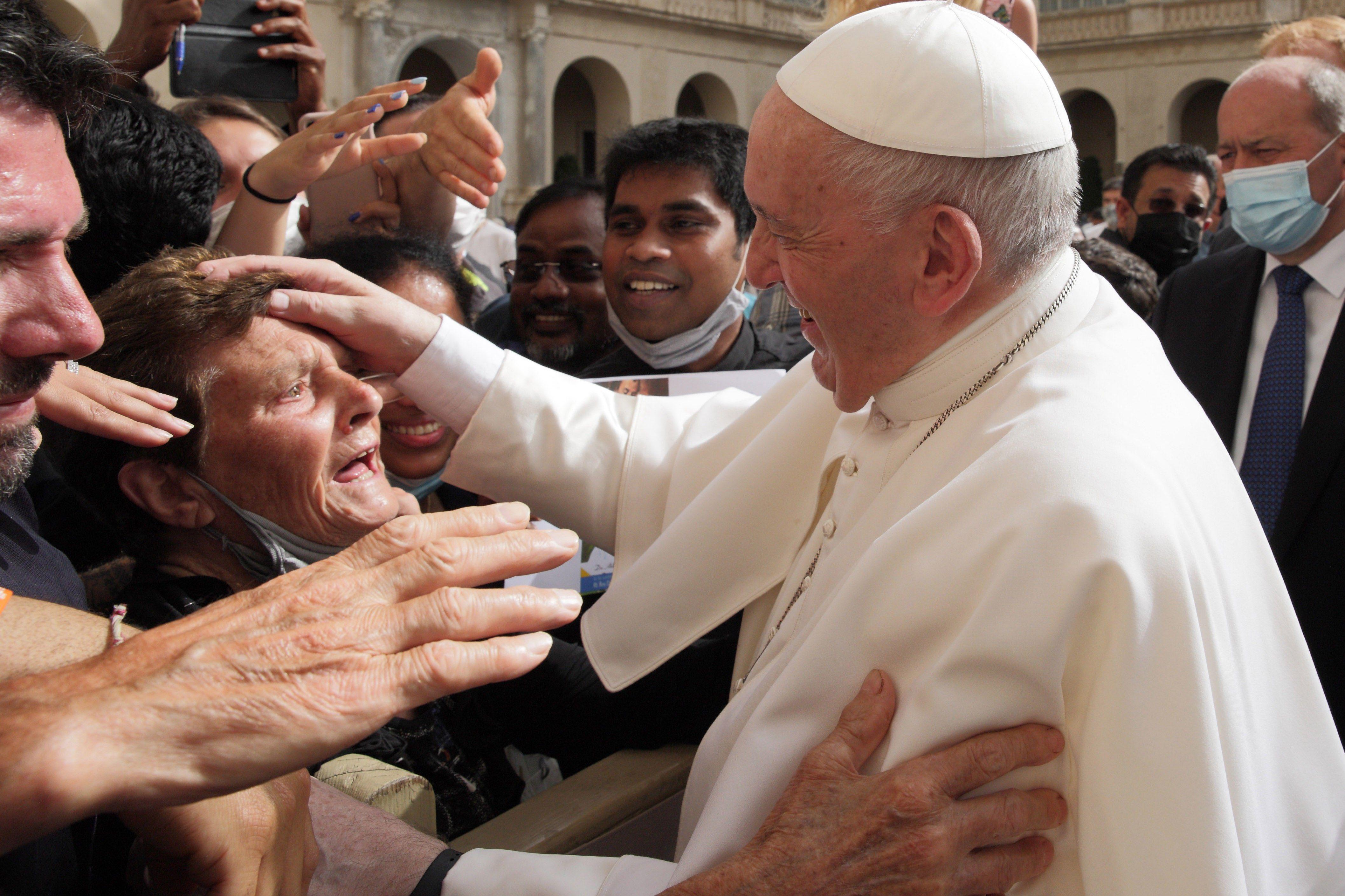 Papa blagosilja 95-godišnju ženu u dvorištu Vatikana 23. juna 2021. godine