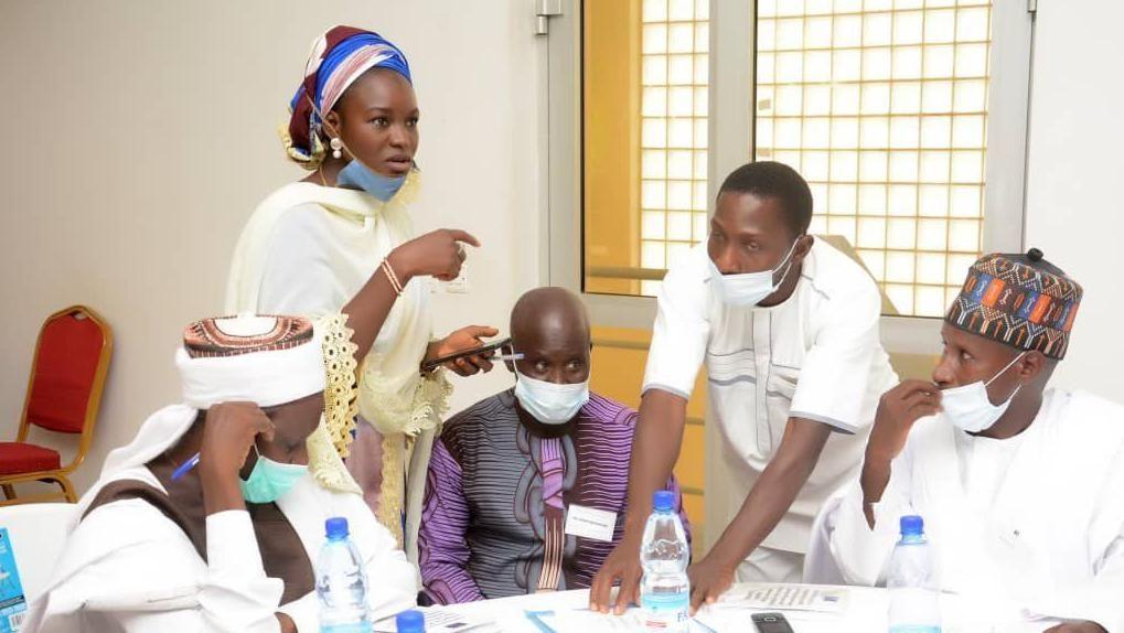 Trampovih 100 dana: Ko je najviše izgubio ukidanjem američke pomoći 3 Žena i četiri muškarca za stolom