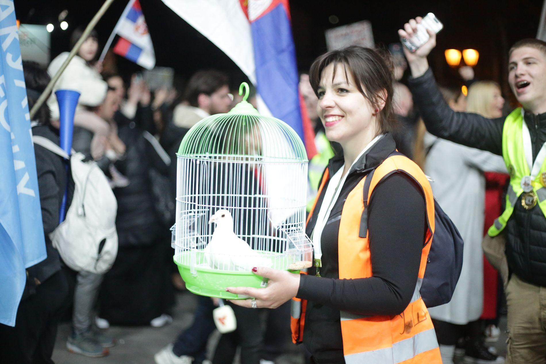 U Beogradu „Ne damo Srbiju", u Novom Pazaru „Sloboda vlada čaršijom" 7 Studentkinja koja nosi golubicu