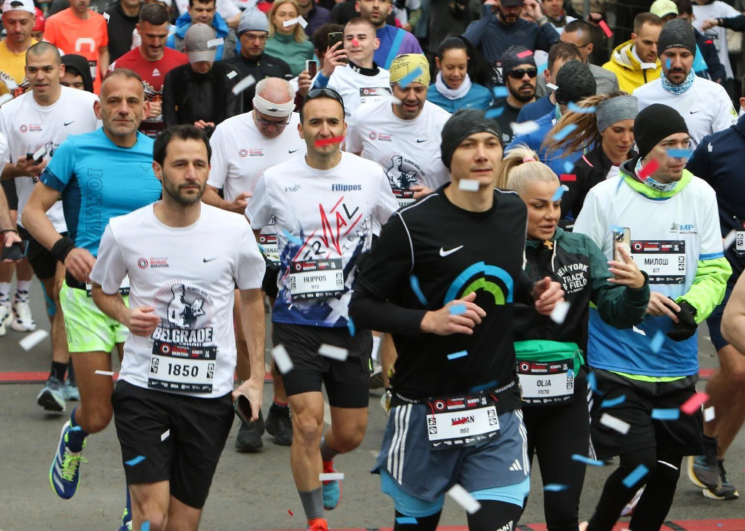 Rekordi, susnežica i 'Pumpaj': Beogradski maraton u fotografijama 1 Trkači na početku trke u Beogradu