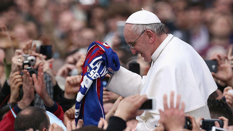 Od izbacivača do pontifika: Pet stvari koje možda niste znali o papi Franji 1 Papa Franja je bio veliki navijač Fudbalskog kluba San Lorenco de Almagro iz Buenos Ajresa