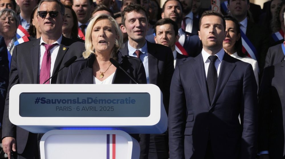 Marin Le Pen na skupu svojih pristalica: Ne tražimo da budemo iznad zakona, ali ni ispod 1