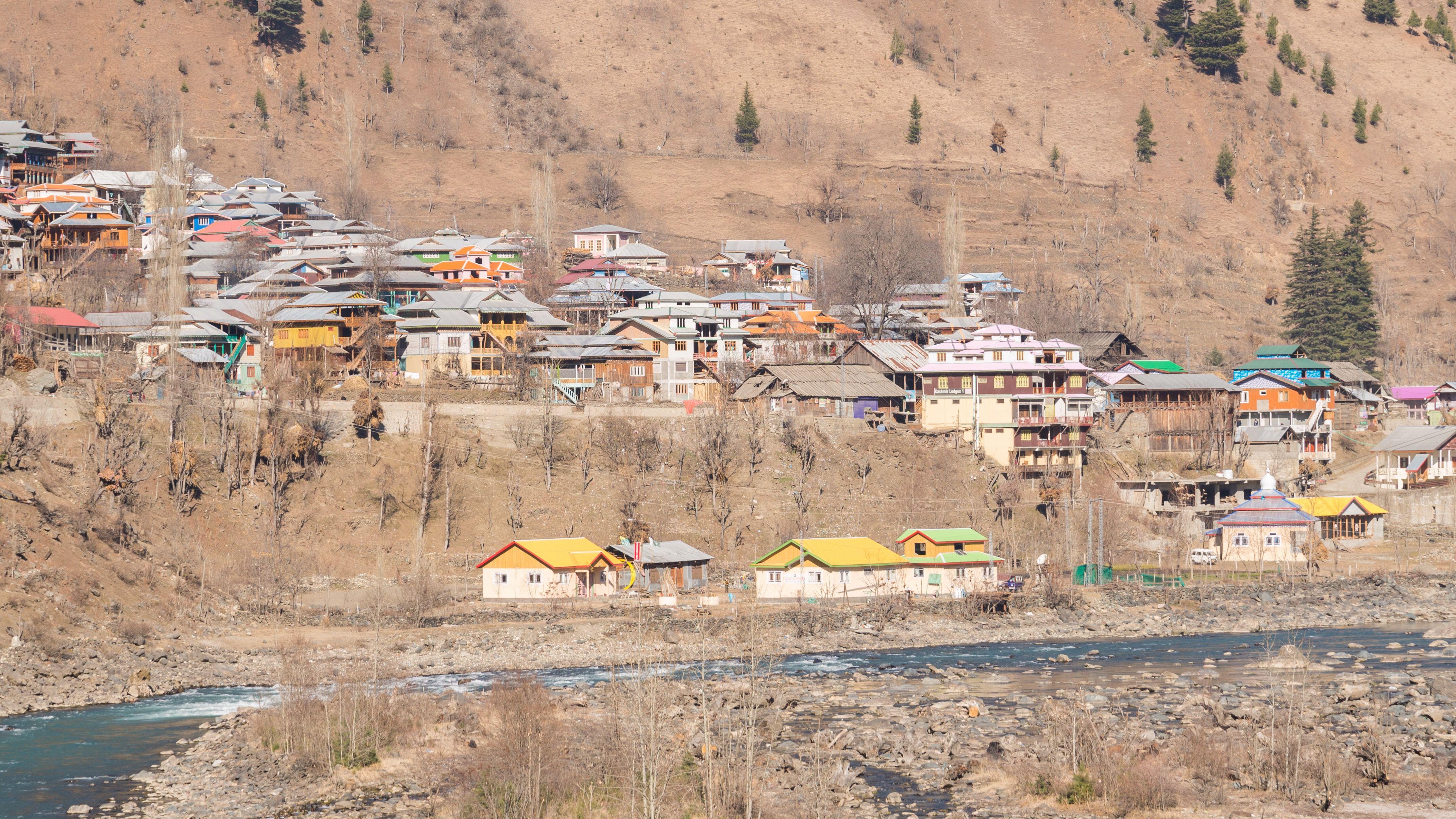 Zašto su u Kašmiru izbili neredi 6 Seoske kuće u Kelu, na pakistanskoj strani Linije kontrole