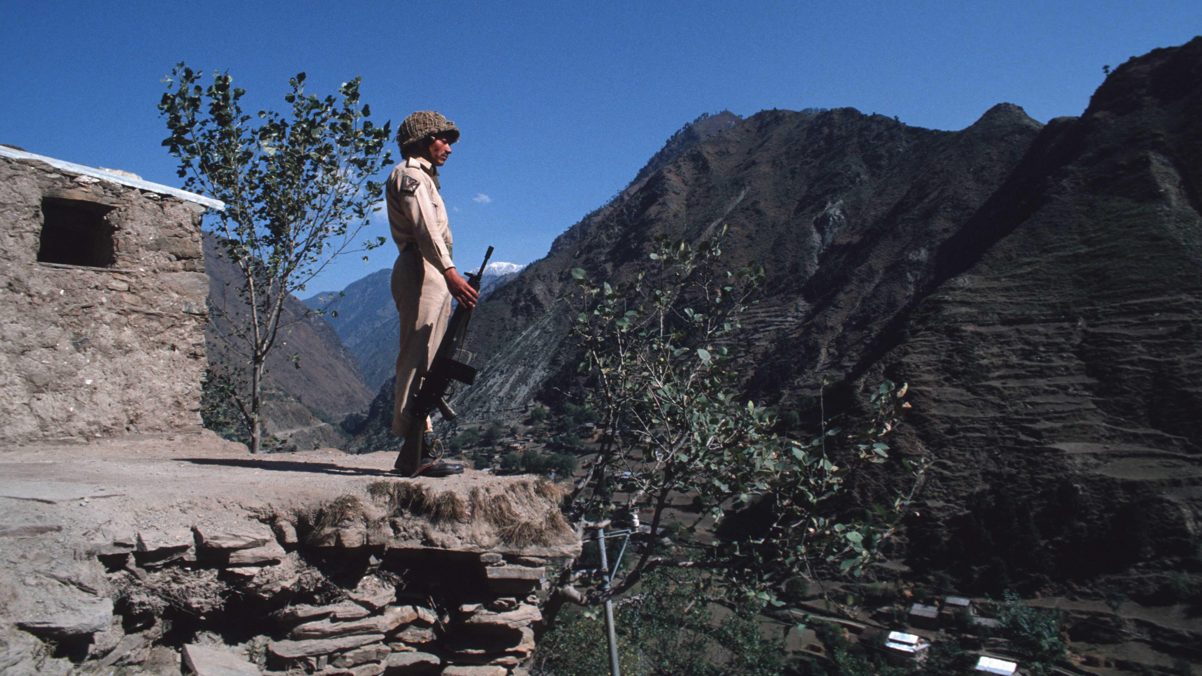 Zašto su u Kašmiru izbili neredi 5 Pakistanski vojnik čuva stražu dok gleda ka Kašmiru pod indijskom upravom