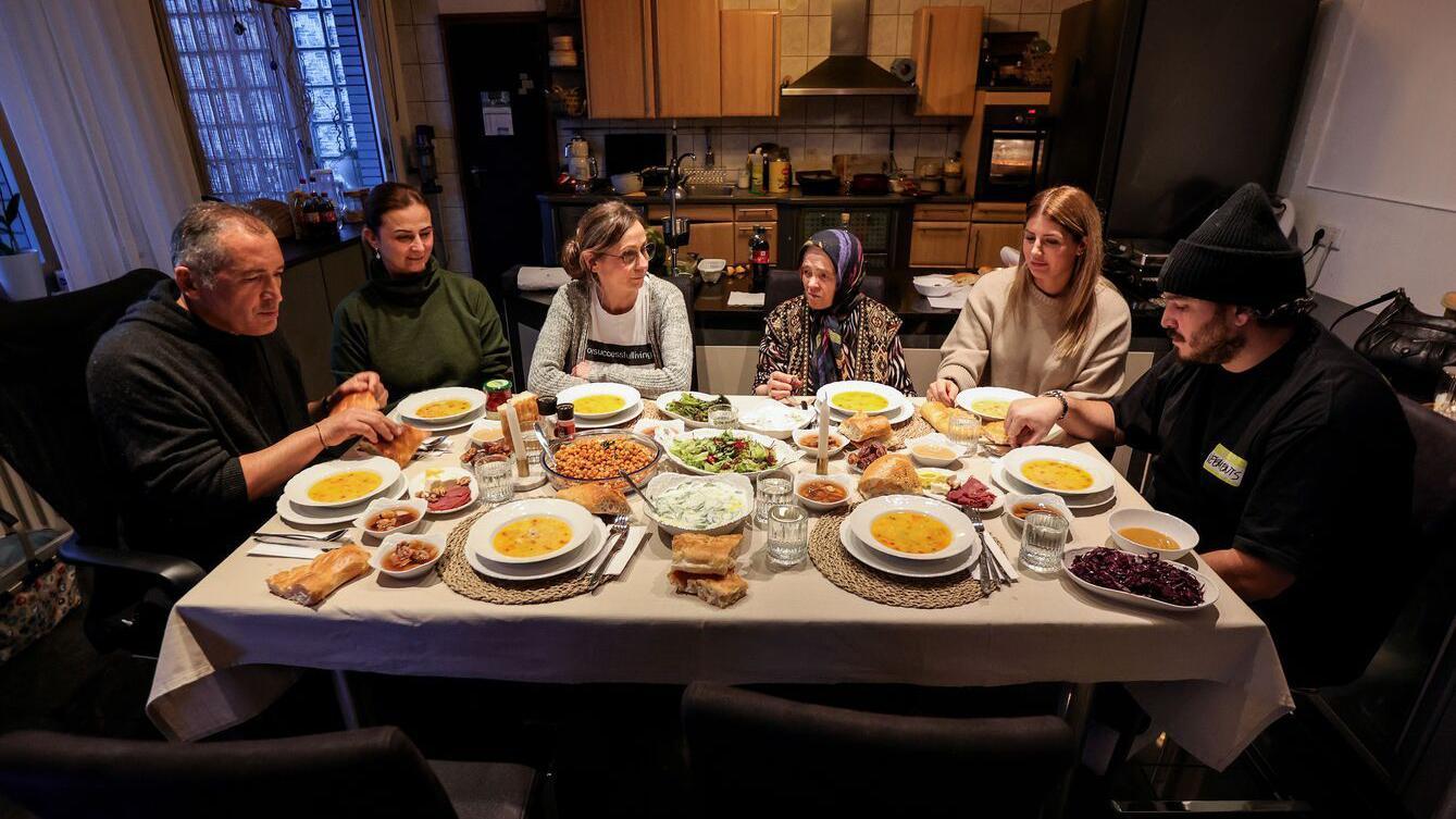 Porodica okupljena za stolom