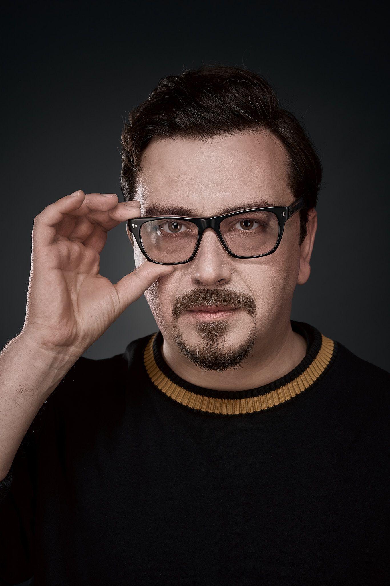 Kako su protesti u Srbiji inspirisali dvojicu italijanskih muzičara 2 Davide Bori pridržava okvir naočara za vid