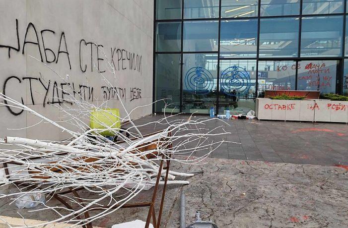 Studenti blokiraju zgradu RTS u Beogradu, odgovor: „Ovo je nasilje" 8 studenti, RTV, studenti blokirali RTV