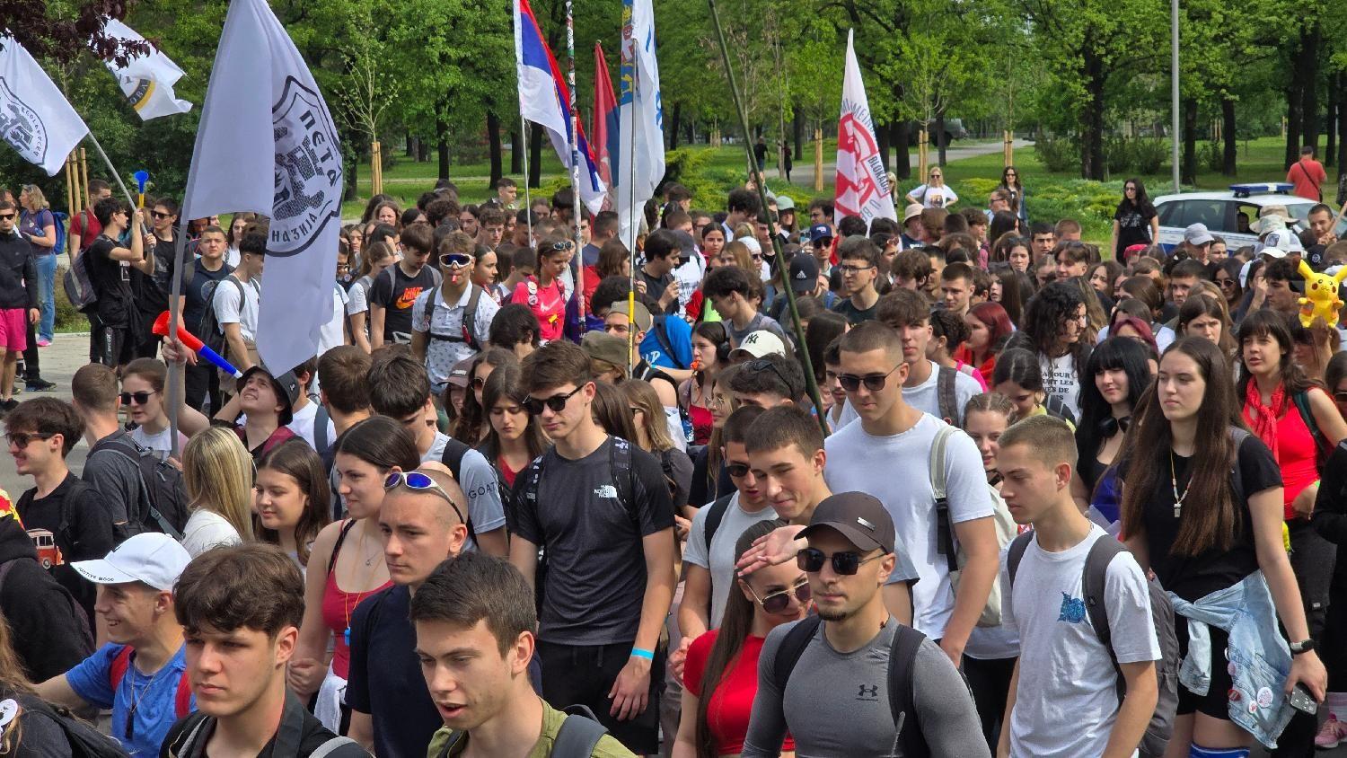 'Onlajn nije rešenje': 16 minuta tišine i blokada raskrsnice za početak protesta srednjoškolaca u Novom Sadu 6 Srednjoškolci iz Beograda krenuli su pešice ka Novom Sadu