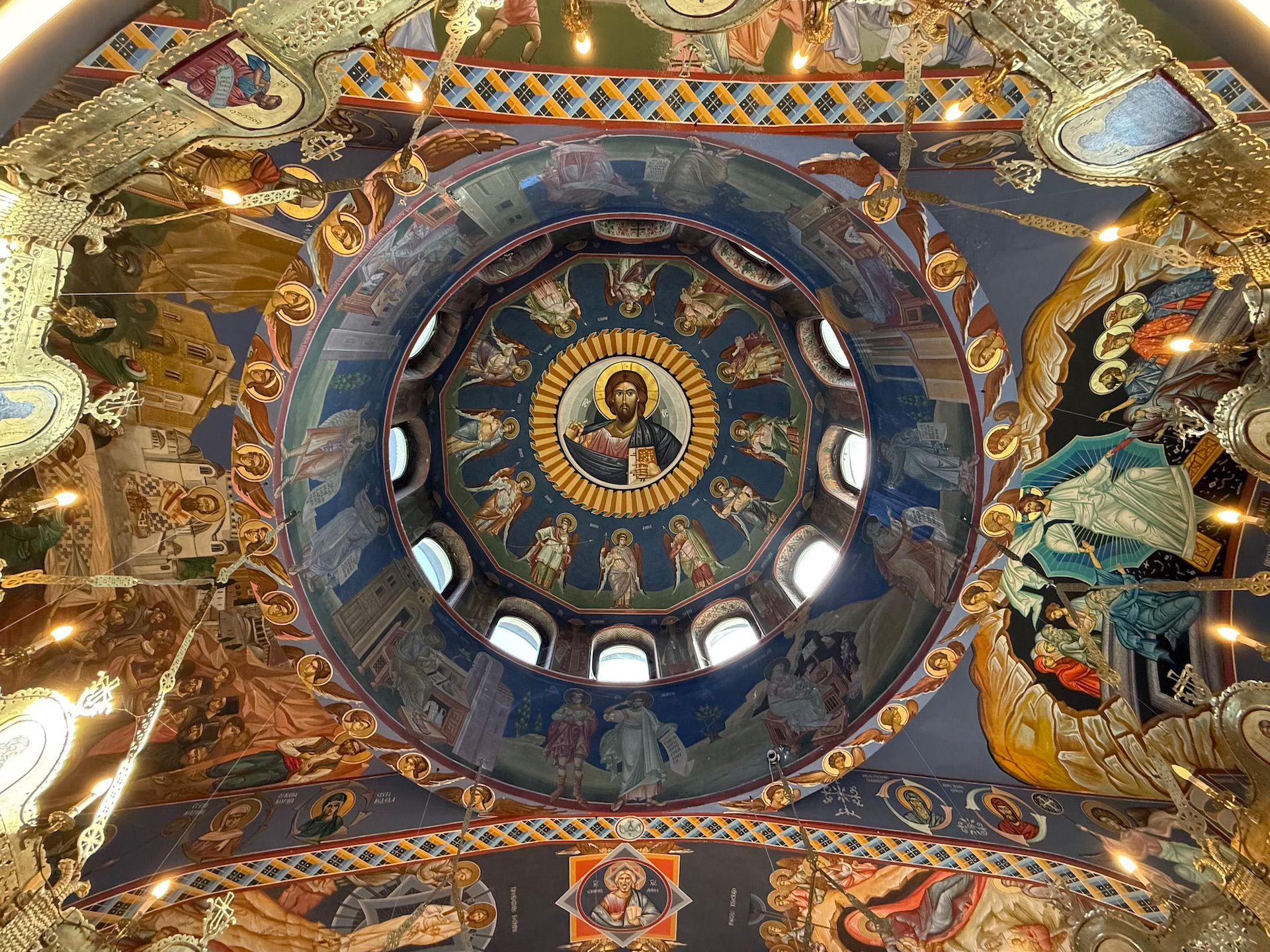 Vladika Grigorije za BBC: „Studenti su ogledalo koje sve razobličava” 4 unutrašnjost crkve