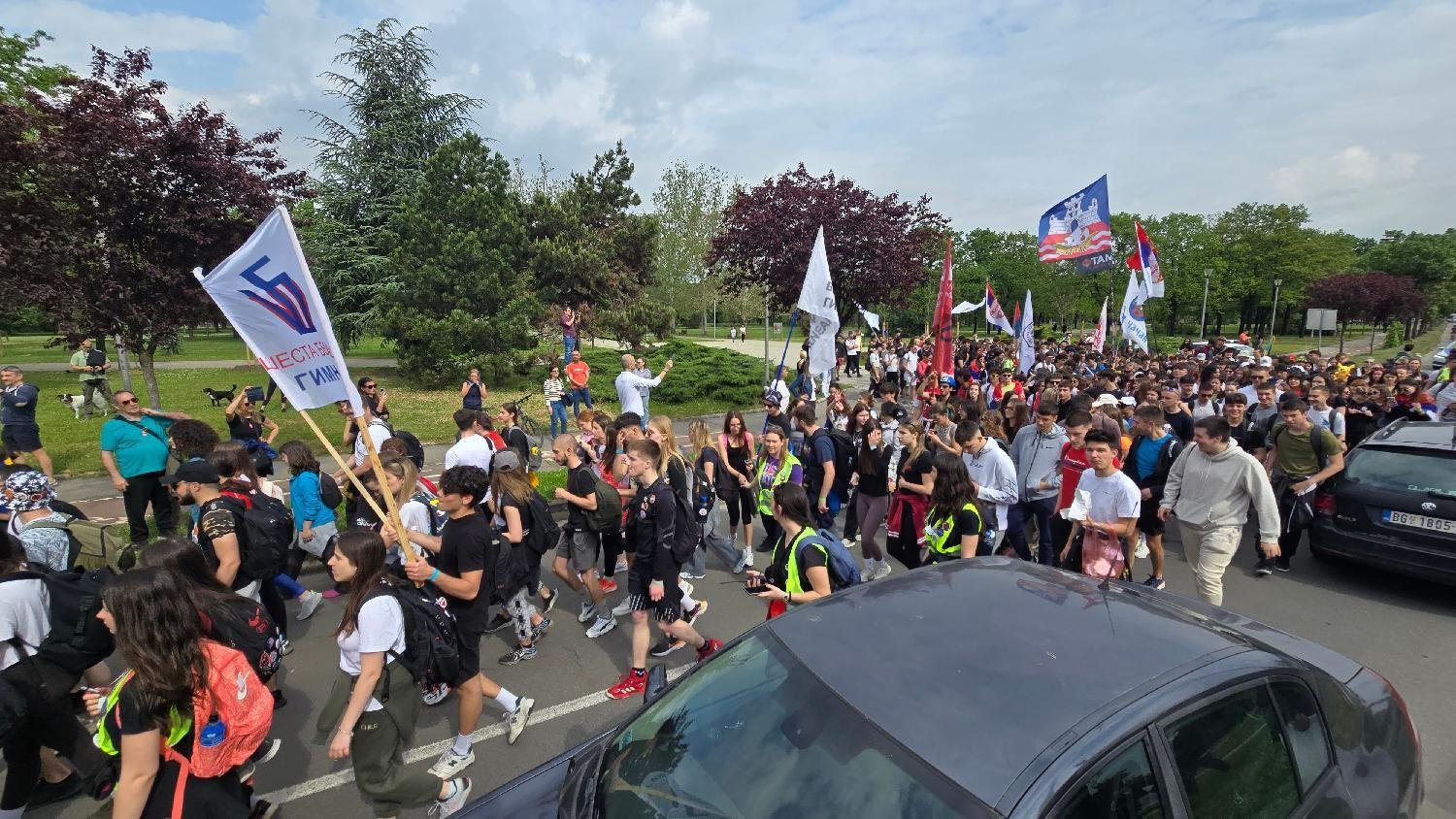 'Onlajn nije rešenje': 16 minuta tišine i blokada raskrsnice za početak protesta srednjoškolaca u Novom Sadu 5 Srednjoškolci iz Beograda krenuli su pešice ka Novom Sadu
