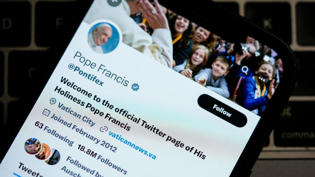 Od izbacivača do pontifika: Pet stvari koje možda niste znali o papi Franji 6 Papski nalog na nekadašnjem Tviteru, sada Iksu (fotografija iz 2023.), ima milione pratilaca