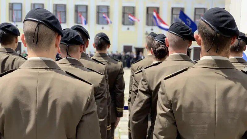 Vojni sporazumi u regionu: Beograd i Budimpešta odgovorili Zagrebu, Tirani i Prištini 3 Pitomci hrvatske vojske posmatraju smotru u Zagrebu