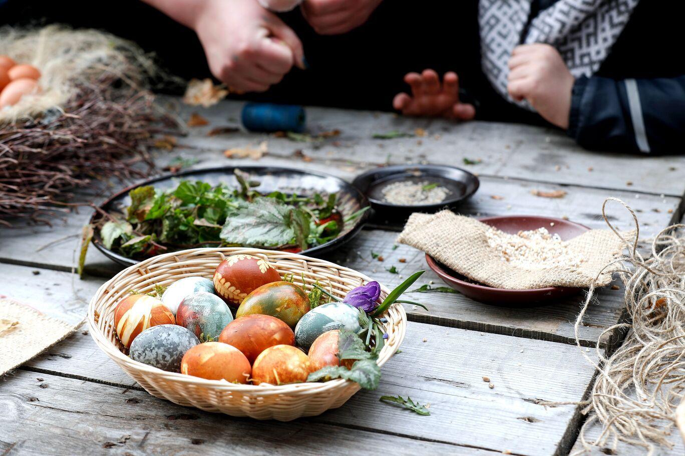 Ofarbana jaja u korpici 