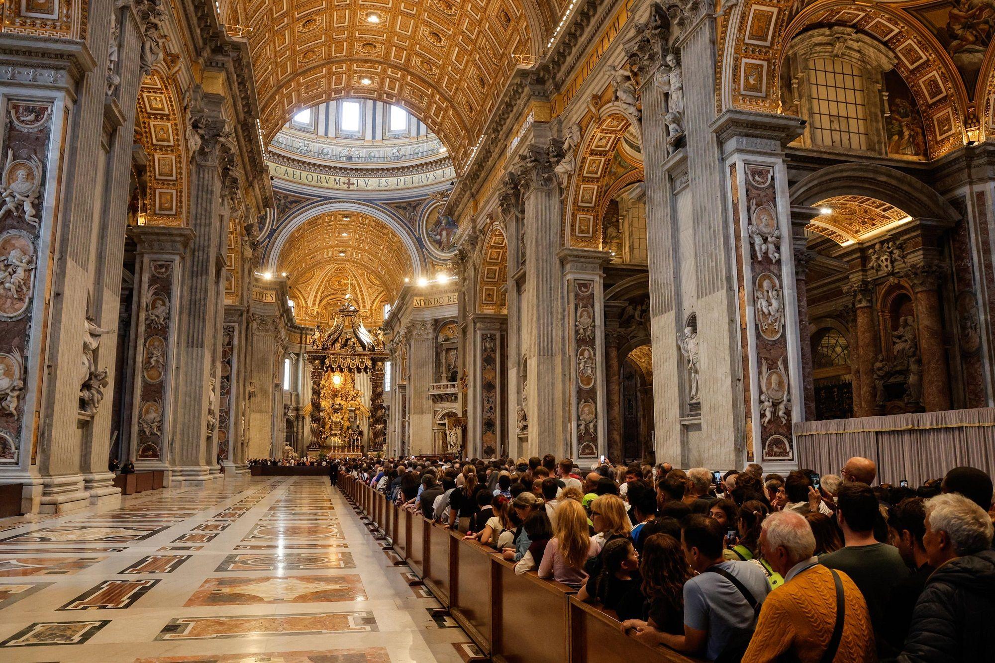 U fotografijama: Vernici se opraštaju od pape Franje 4 Vernici u redu čekaju