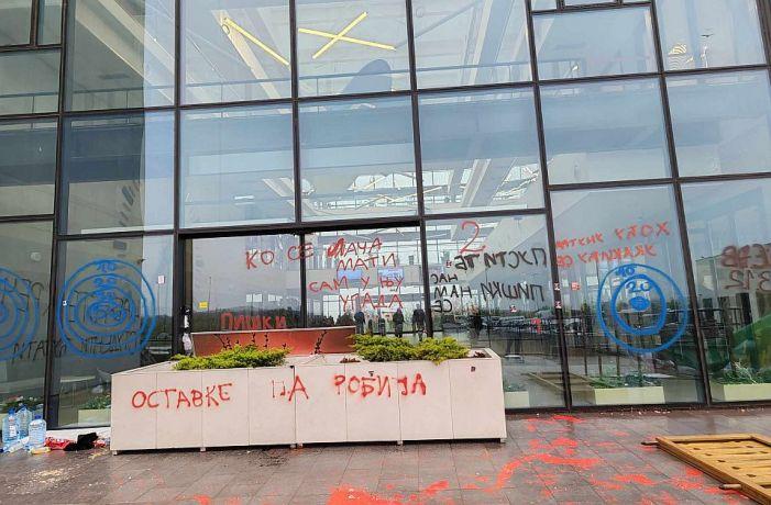 Studenti blokiraju zgradu RTS u Beogradu, odgovor: „Ovo je nasilje" 9 studenti, RTV, studenti blokirali RTV