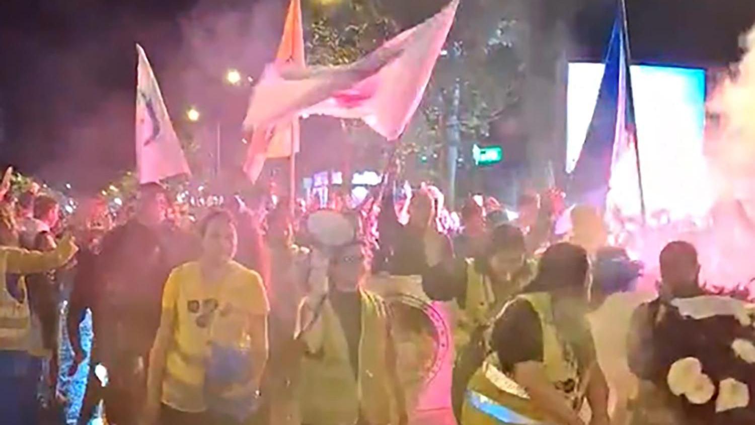 'Onlajn nije rešenje': 16 minuta tišine i blokada raskrsnice za početak protesta srednjoškolaca u Novom Sadu 2 doček u novom sadu