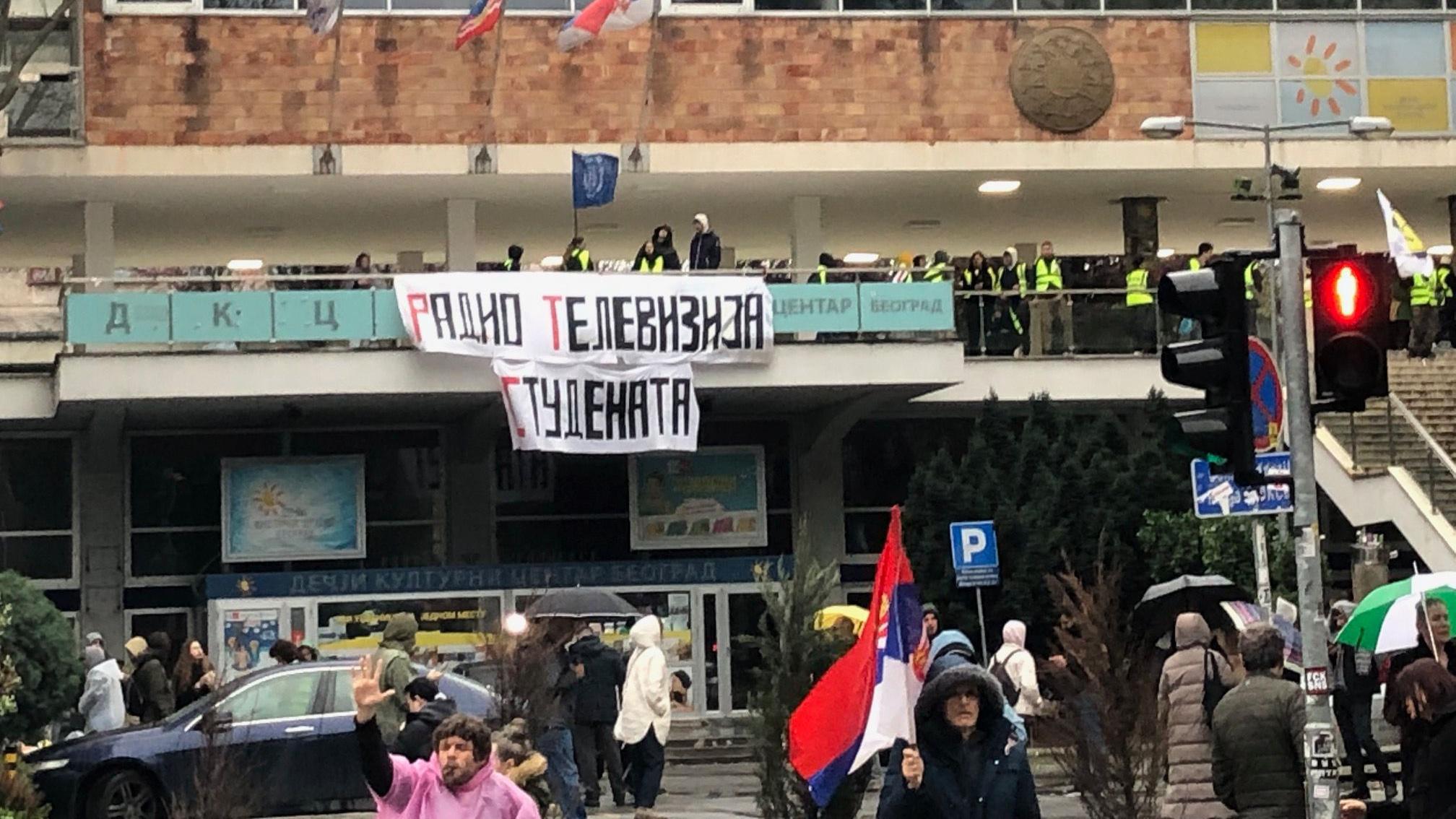 Studenti blokiraju zgradu RTS u Beogradu, odgovor: „Ovo je nasilje" 1 studenti, RTS, studenti blokiraju RTS