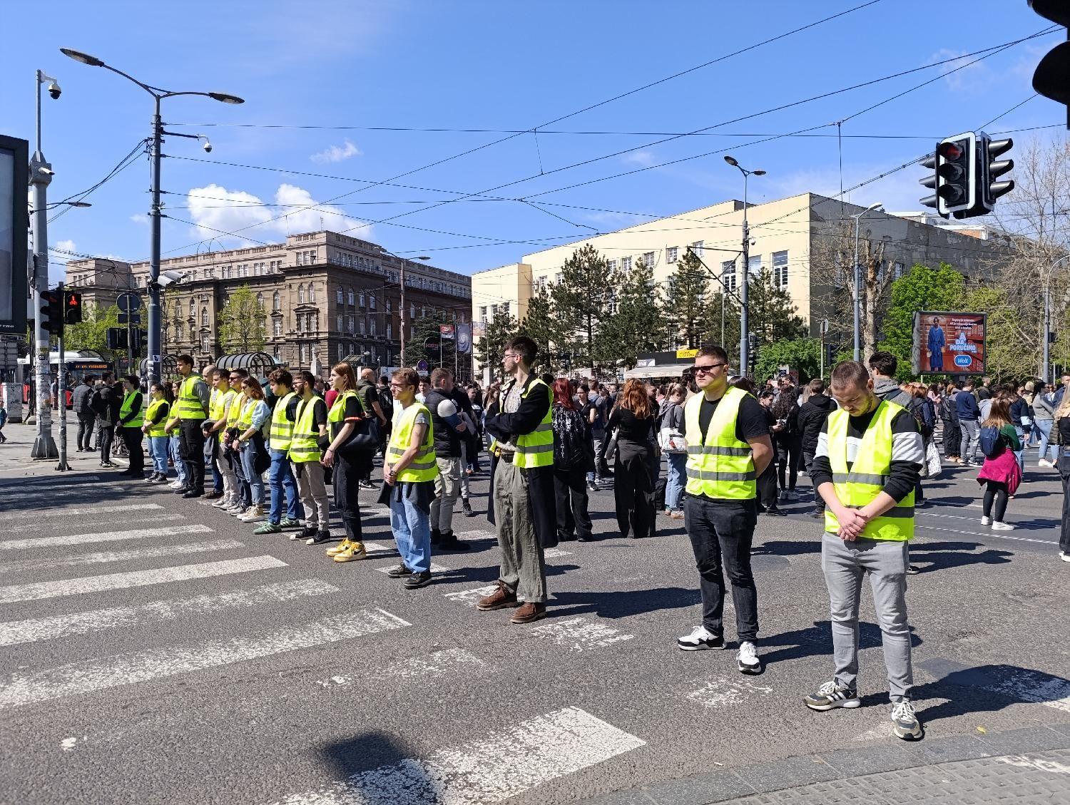Ovako je bilo u subotu, 5. aprila u Beogradu - bez jakni, grupa studenata je odala poštu poginulima u padu nadstrešnice na stanici u Novom Sadu