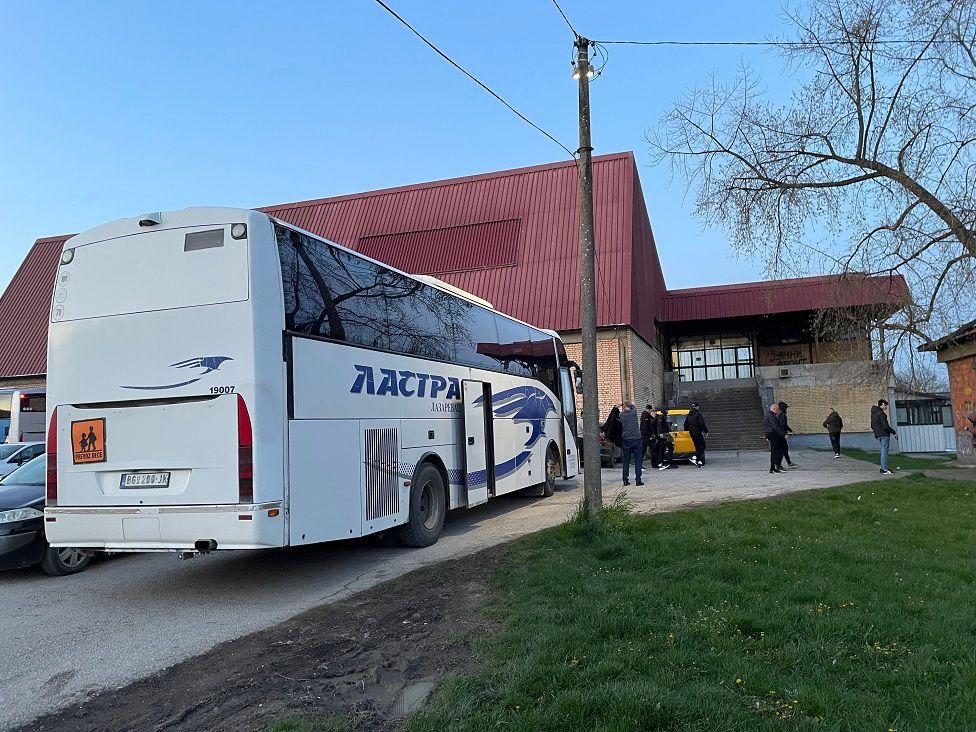S Kosova na Vučićev miting krenuli peške, u Ljig stigli autobusima 2 Dolazak u Ljig