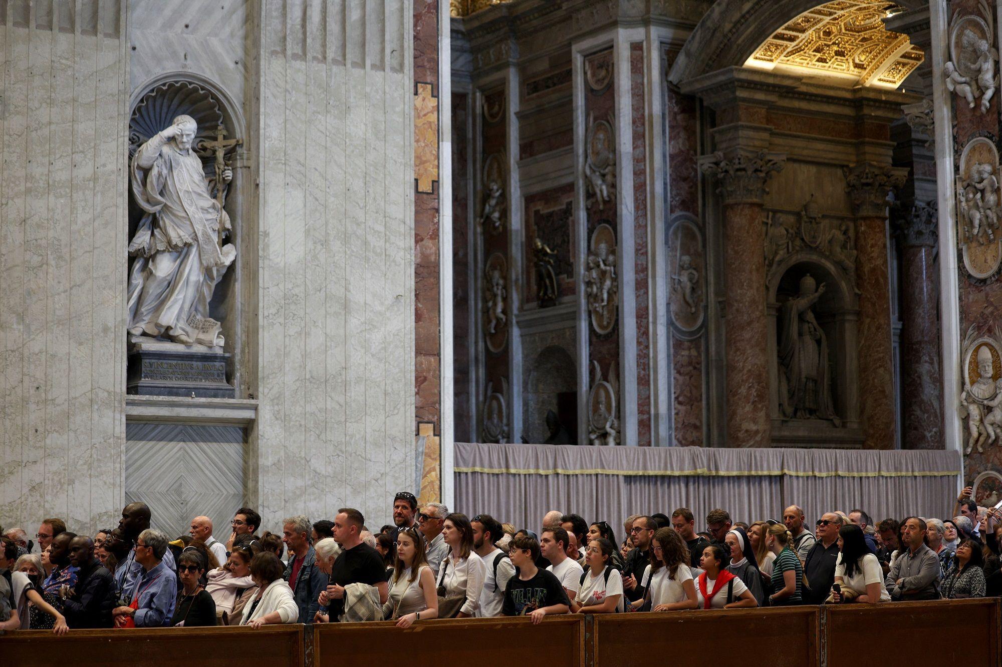 U fotografijama: Vernici se opraštaju od pape Franje 6 Vernici u bazilici Svetog Petra u Vatikanu