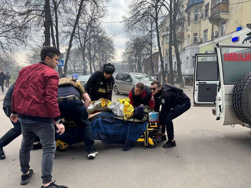 Desetine mrtvih i ranjenih u ruskom napadu na ukrajinski grad Sumi, Tramp: 'Ovo je užasno' 6 pružanje pomoći povređenima posle napada na Sumi