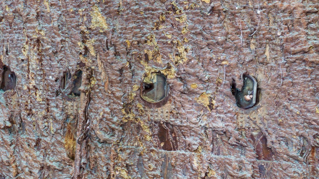 Titanik, potonuće Titanika, kako je Titanik potonuo, Titanik je udario u santu leda, Staklo na brodskom prozoru je možda puklo dok se brod strugao o santu leda 