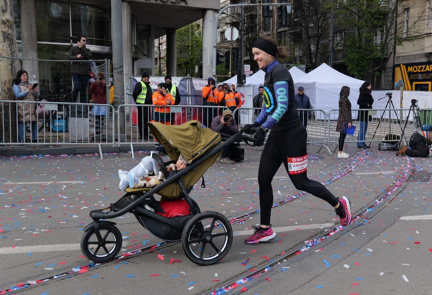 Rekordi, susnežica i 'Pumpaj': Beogradski maraton u fotografijama 7 Devojka trči maraton i gura kolica sa bebom