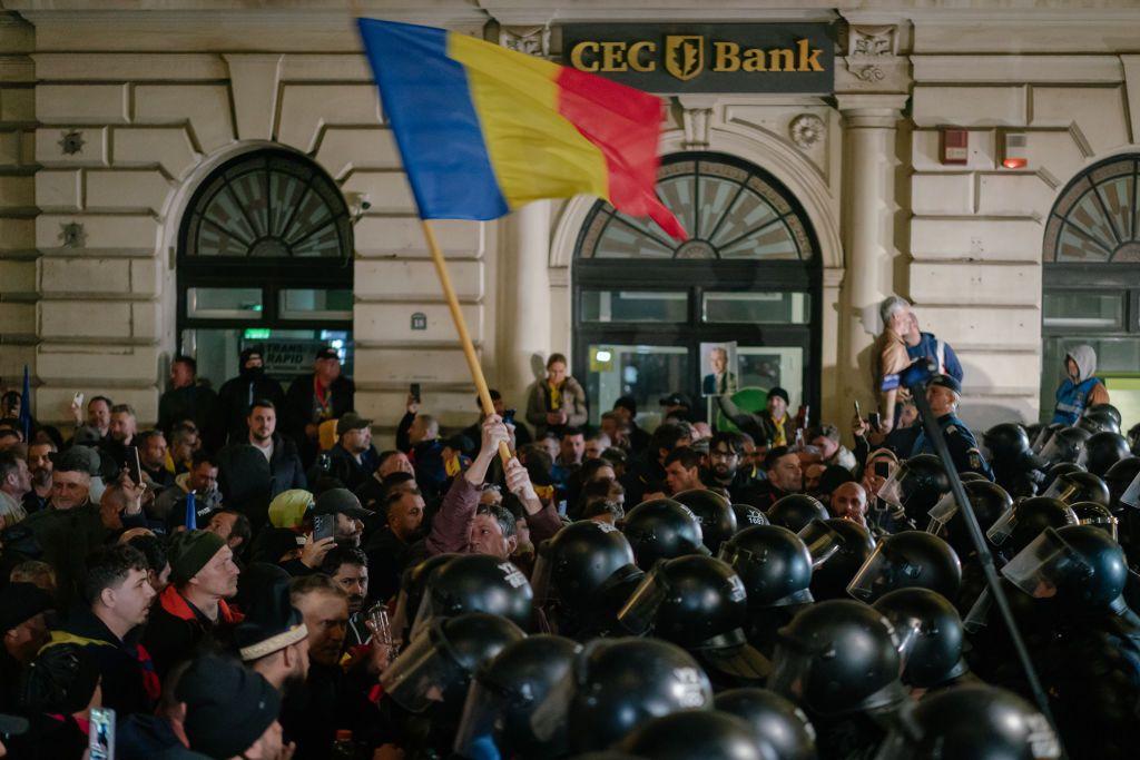 Policija i demonstranti sa rumunskom zastavom u rukama