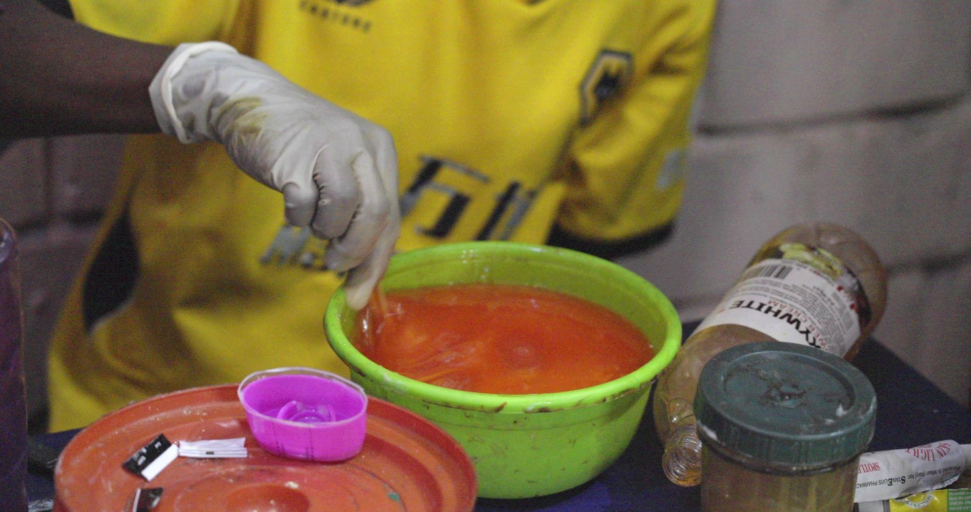 'Mojoj deci sam napravila ožiljke kremom za izbeljivanje kože' 4 Prodavci na pijaci koriste moćne sastojke za pravljenje krema za izbeljivanje kože i prilagođavajući ih zahtevima kupaca