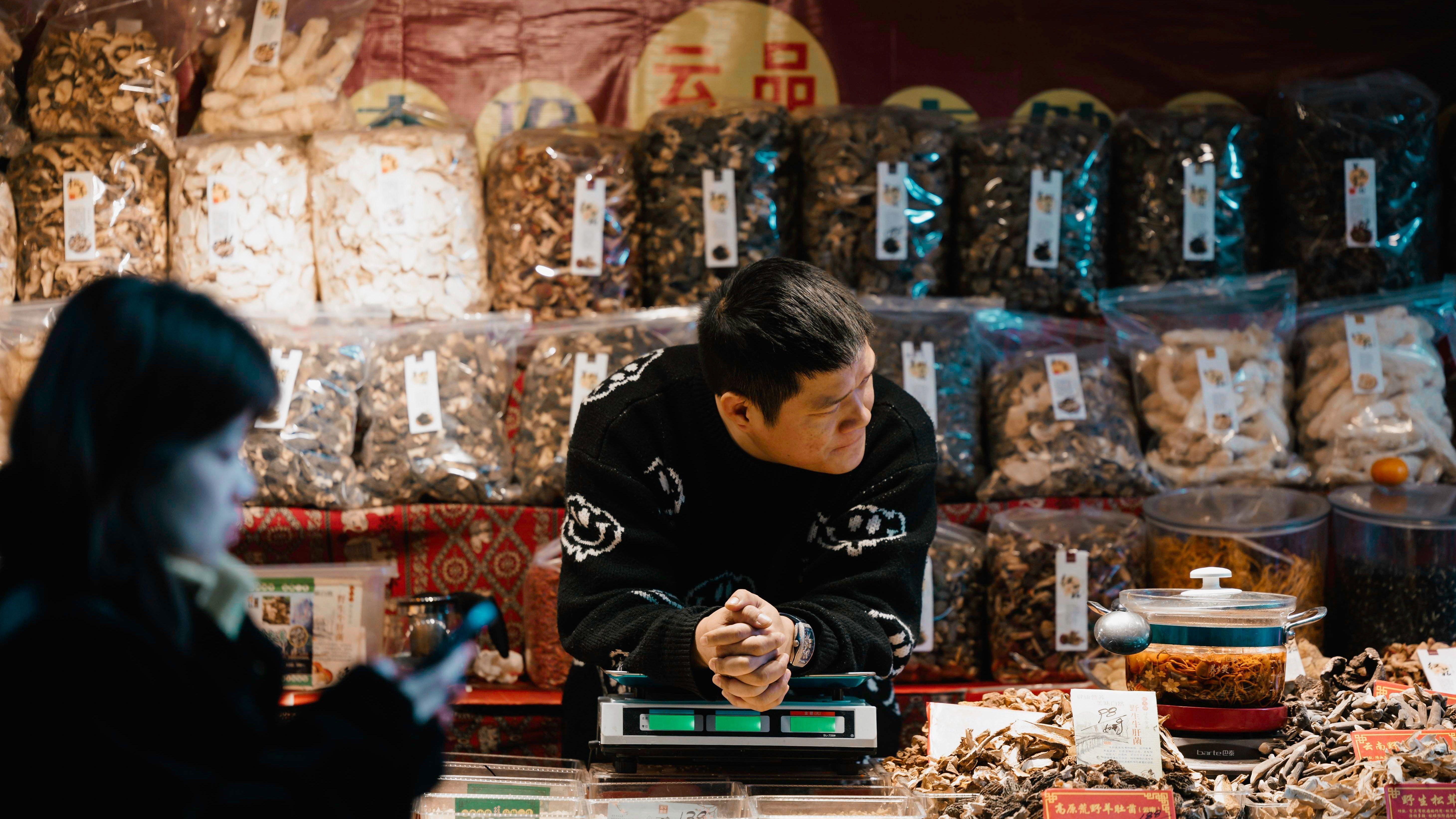 Da li svi treba da primaju univerzalni osnovni dohodak 4 kina, prodavac hrane u kini