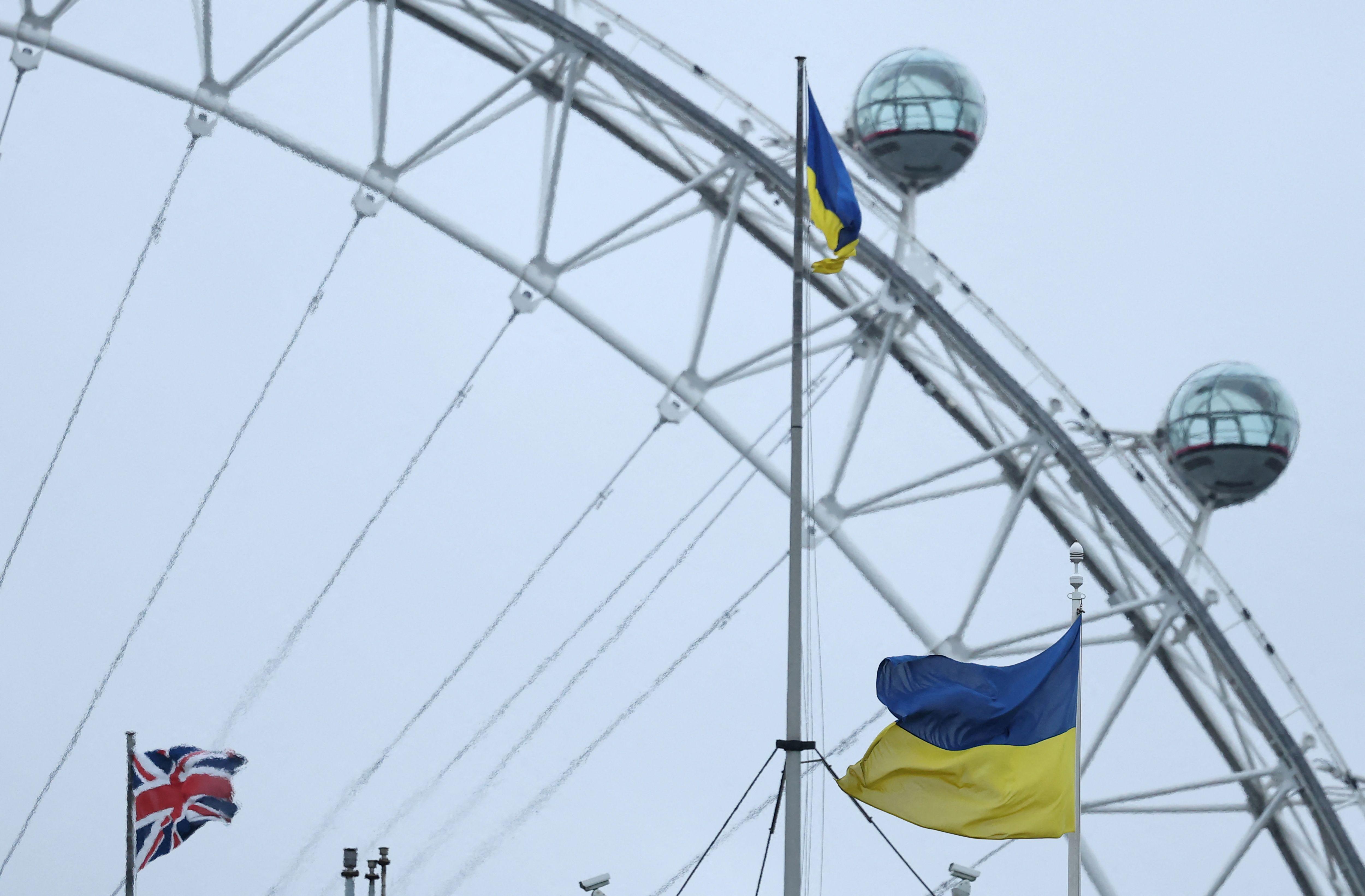 Za Ameriku mirovni pregovori u Londonu 'tehnički', devet mrtvih u ruskom napadu na Ukrajinu 1 Zastave Ukrajine i Velike Britanije