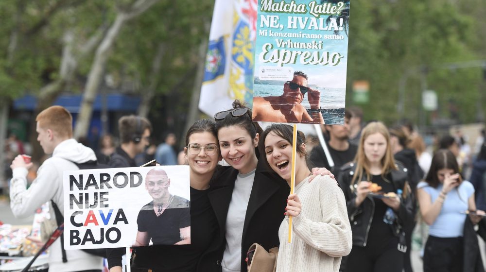 Tišinom za žrtve pada nadstrešnice okončan poludnevni protest srednjoškolaca u Novom Sadu 1