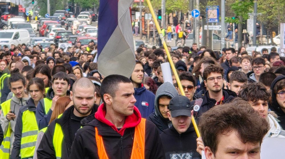 Završena srednjoškolska blokada trake moto-puta ka Novom Beogradu (FOTO, VIDEO) 1