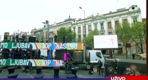 Ispred Skupštine Srbije, gde se održava višednevni skup pristalica predsednika Aleksandra Vučića "Ne damo Srbiju", povodom osnivanja Pokreta za narod i državu, od jutros su pripadnici komunalnih službi i poicije, prenosi N1.