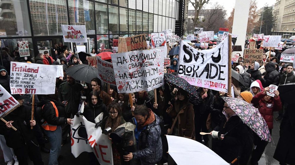 NOVOSADSKI SREDNJOSKOLCI PODRZALI STUDENTE ISPRED REKTORATA