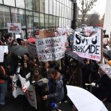 NOVOSADSKI SREDNJOSKOLCI PODRZALI STUDENTE ISPRED REKTORATA