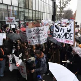 NOVOSADSKI SREDNJOSKOLCI PODRZALI STUDENTE ISPRED REKTORATA