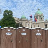 (FOTO) Postavljen niz mobilnih toaleta ispred Skupštine: Sedam vozila kao barijera ispred šatora 14