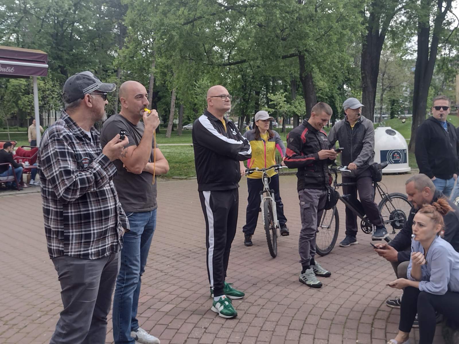 Građani vuvuzelama i pištaljkama "oduvali" štandove SNS-a u kragujevačkom Velikom parku 2