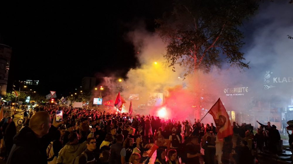 (FOTO, VIDEO) Srednjoškolci koji su pešačili iz raznih gradova stigli u Novi Sad: Ori se "Ko ne skače taj je Ćaci" 1