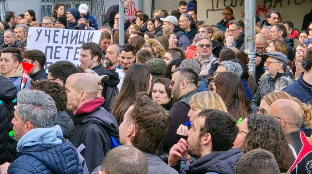 Protest ispred Pete beogradske gimnazije: Traži se razrešenje v. d. direktorke Danke Nešović (VIDEO) 1