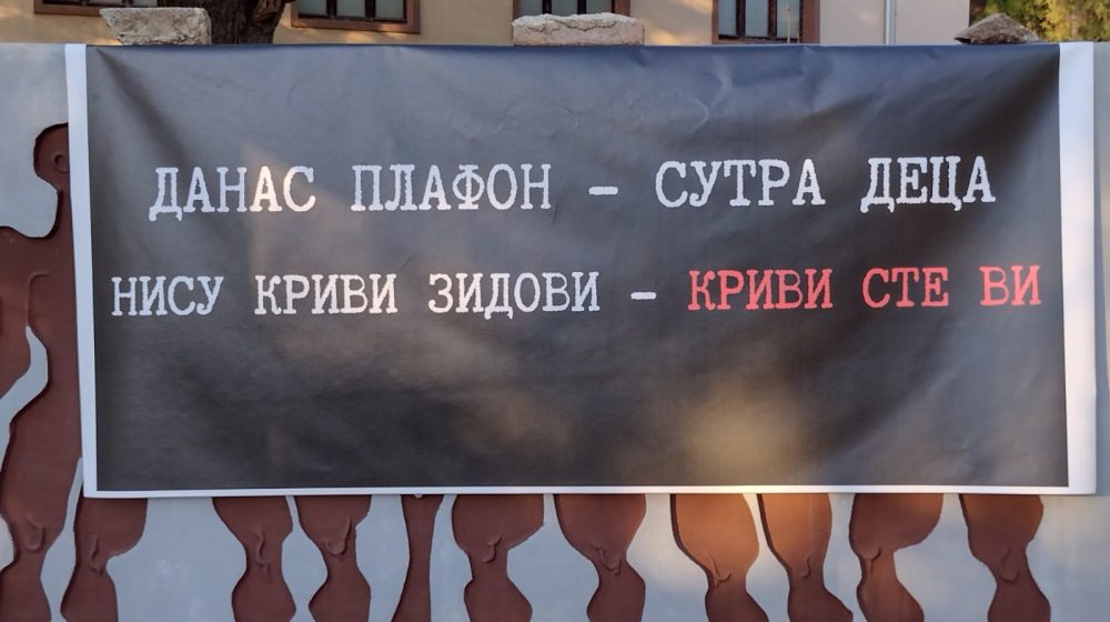 Nisu krivi zidovi - krivi ste vi: Završen protest u Rači Kragujevačkoj zbog pada plafona u školi u Saranovu (VIDEO, FOTO) 1