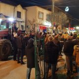 „Znanje u glavi ili plafon na glavu?”: Veliki protest ispred opštine u Rači zbog pada plafona škole u Saranovu 8