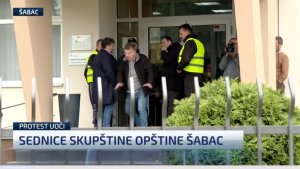 Tokom sednice Gradske opštine Šabac došlo je do guranja između građana i obezbeđenja koje nije htelo da ih pusti da uđu na kapiju zgrade. Nakon ovog incidenta, kapije su otvorene, prenosi N1.