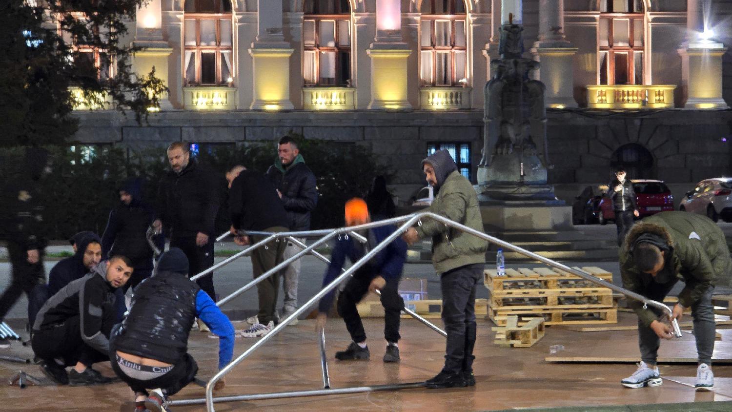 Grupa ljudi postavila nove šatore ispred Skupštine Srbije 1