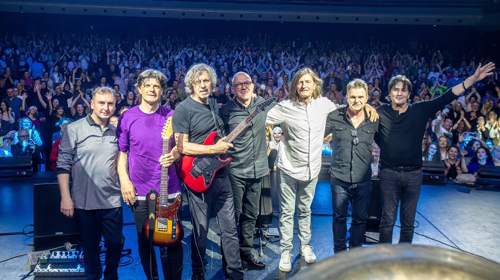 Vlado Kalember i Srebrna krila pokorili mts dvoranu: Zajedno sa Pađenom i Cukićem kroz istoriju YU – pop klasika (FOTO) 1