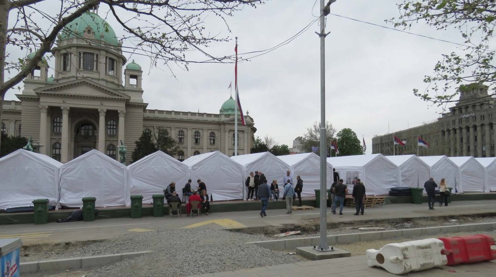 BELI ŠATORI U CENTRU BEOGRADA