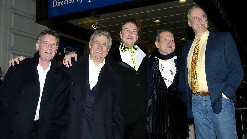 Kako je 'Monti Pajton - Sveti gral' postao legenda komedije 2 Članovi Montija Pajtona na premijeri Spemalota 2003, muzičkog spinofa koji je doveo Sveti gral u pozorište