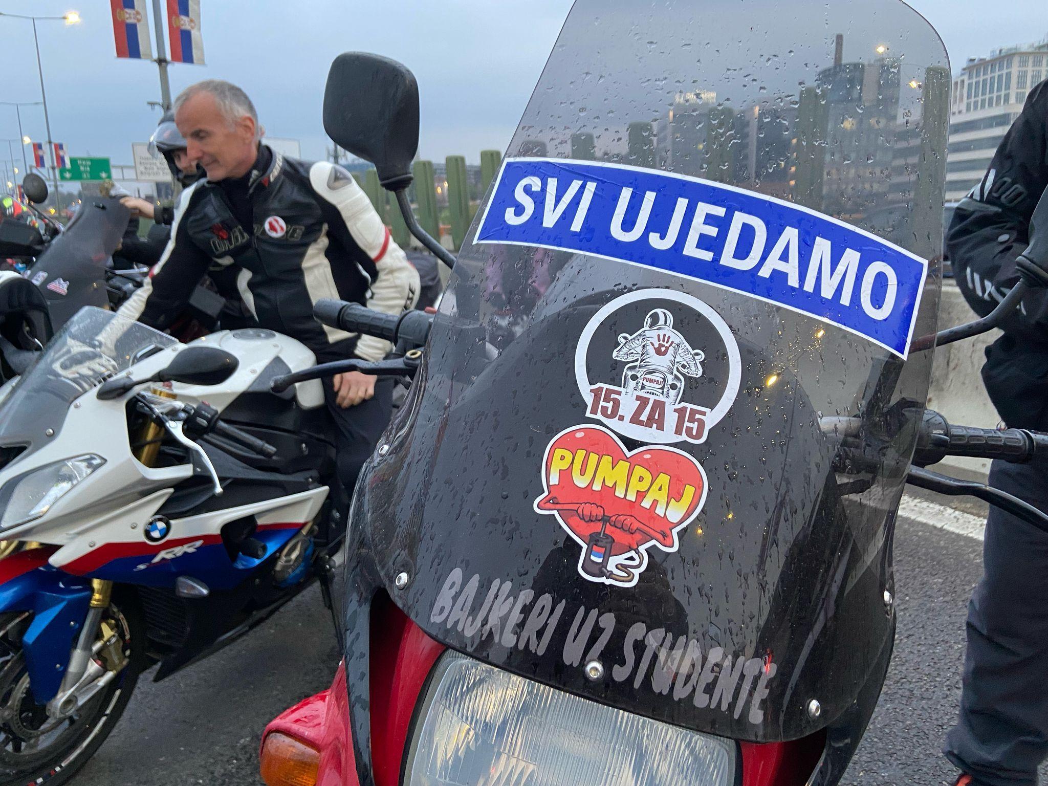 Bajkeri su se pridružili protestu na mostu Gazela u Beogradu